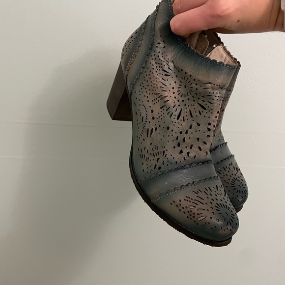 Women’s Heeled Booties - Picture 4 of 5